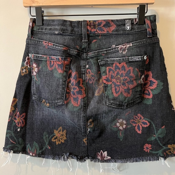 7 For All Mankind Flower Painted Black Jean Mini Skirt w/Raw Hem Size 24 Floral - Picture 3 of 6